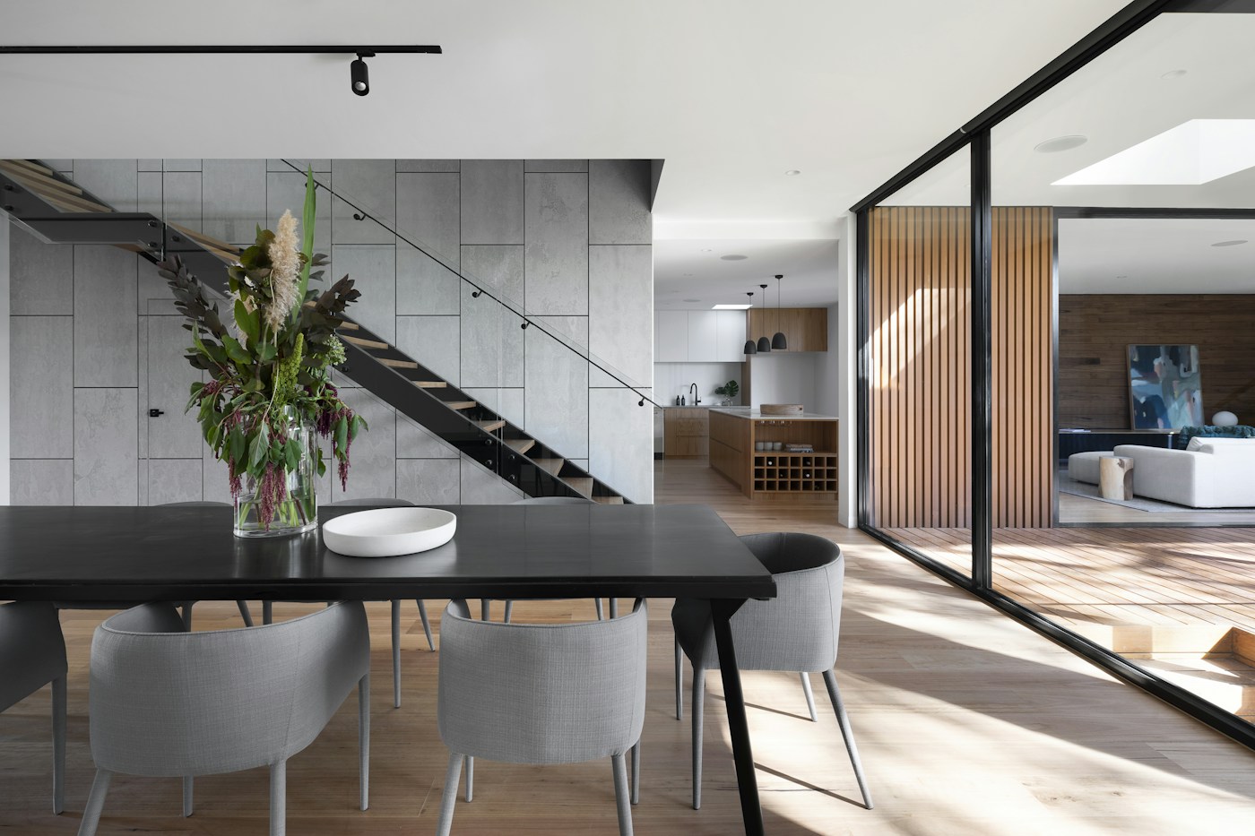 Airy interior with a calm, natural palette